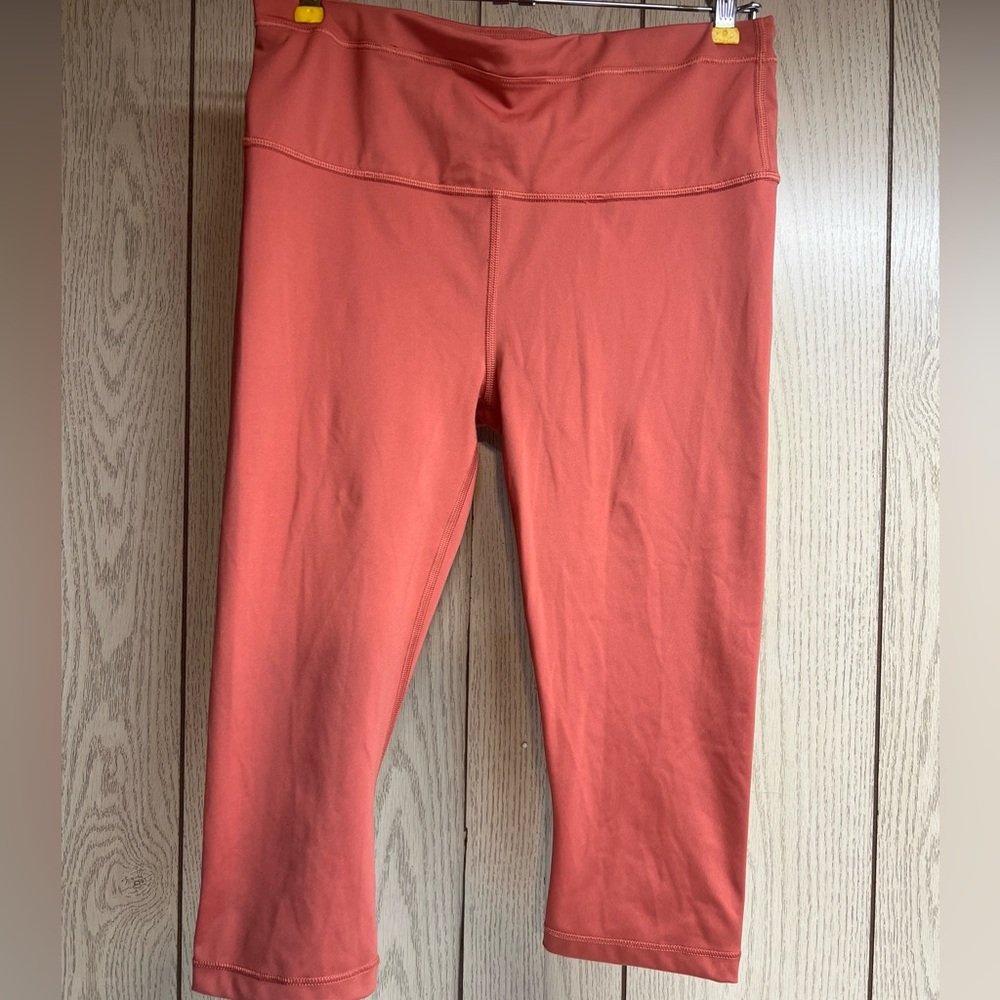 Athleta Woman's Sz M Sonar Capri Cropped Coral Leggings Yoga Running Logo EUC!